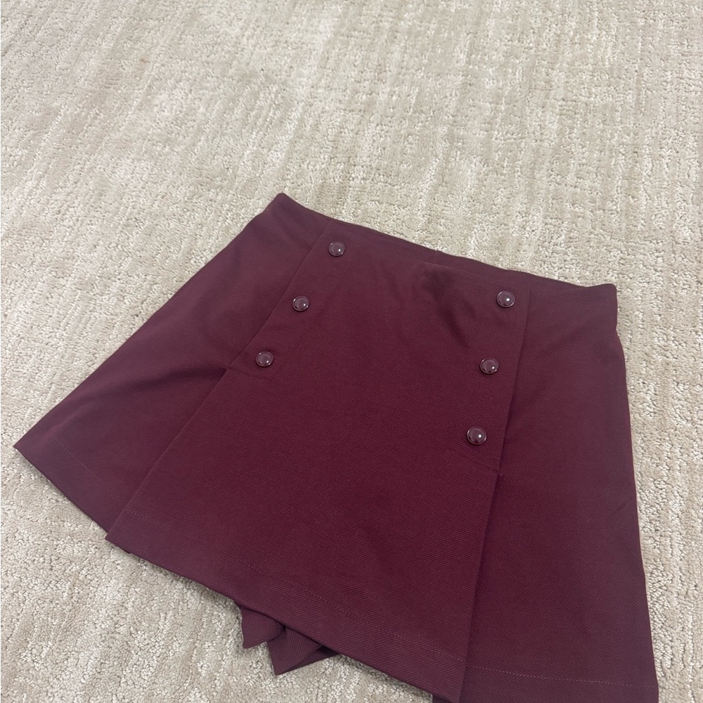 H&M women’s burgundy skort